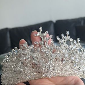 Beautiful Tiara, just wore only once.